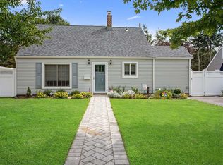 11 Quaker Ln, Levittown, NY 11756