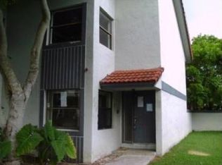 900 SW 113th Ter, Pembroke Pines, FL 33025