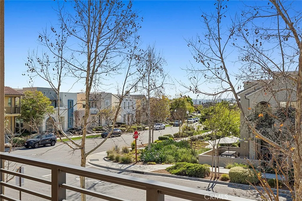 3 bed, 3.0 bath, 1963 sqft, $6,500 — Photo 4