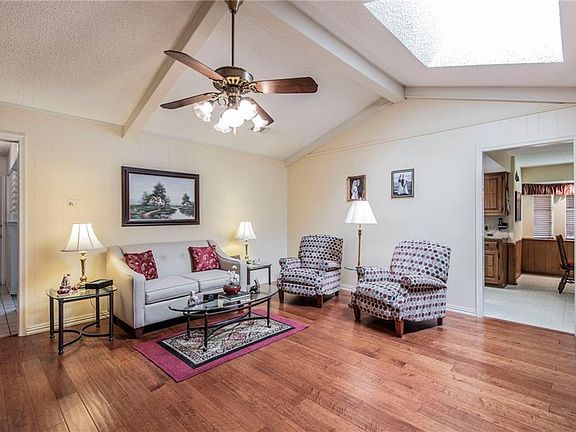 4th image of 1014 Florence Dr