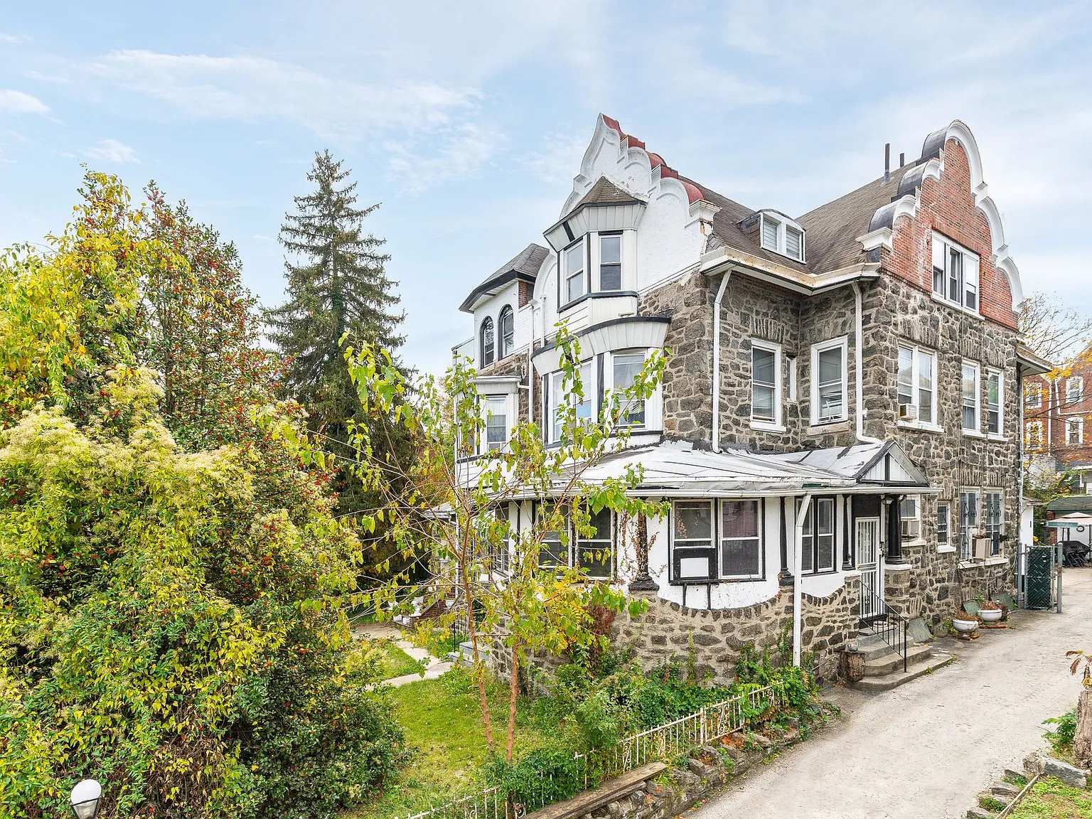 Stunning Newly Updated, Large 1 Bedroom in Overbrook Available Now — Photo 3