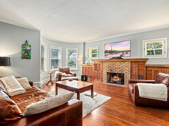 3rd image of 6319 N Louise Ave