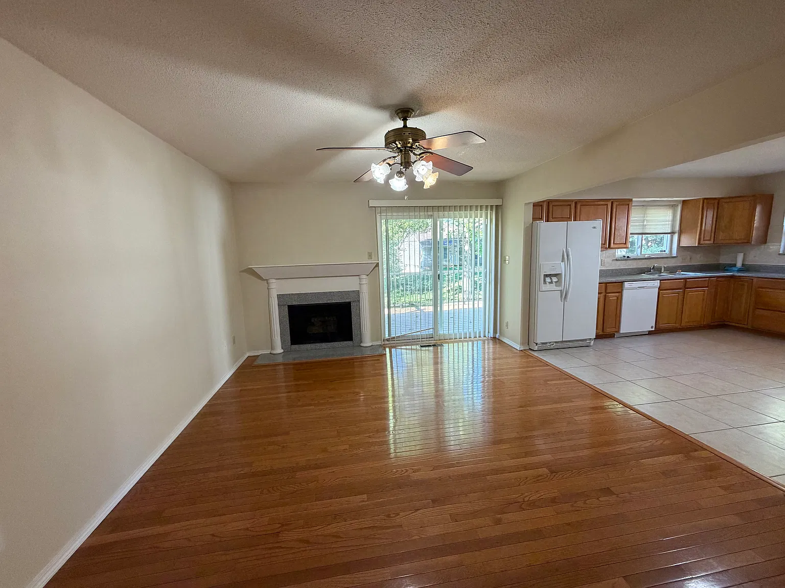 3 bed, 2400 sqft, $2,250 — Photo 4