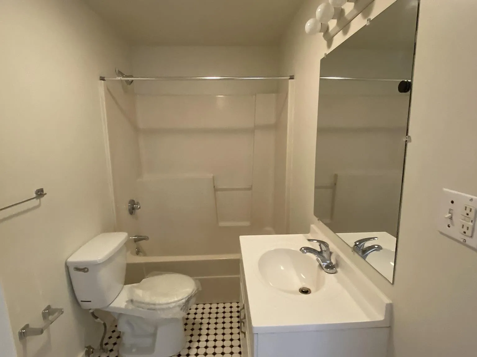 3 bed, 1000 sqft, $3,400 — Photo 4