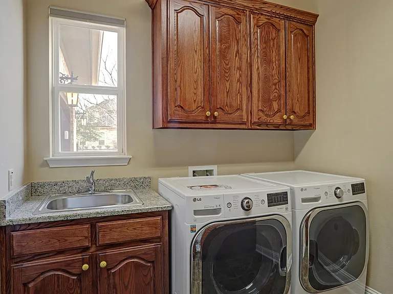 1043 Kenilworth St — Photo 9