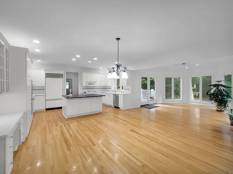 36W244 Fieldcrest Dr — Photo 18
