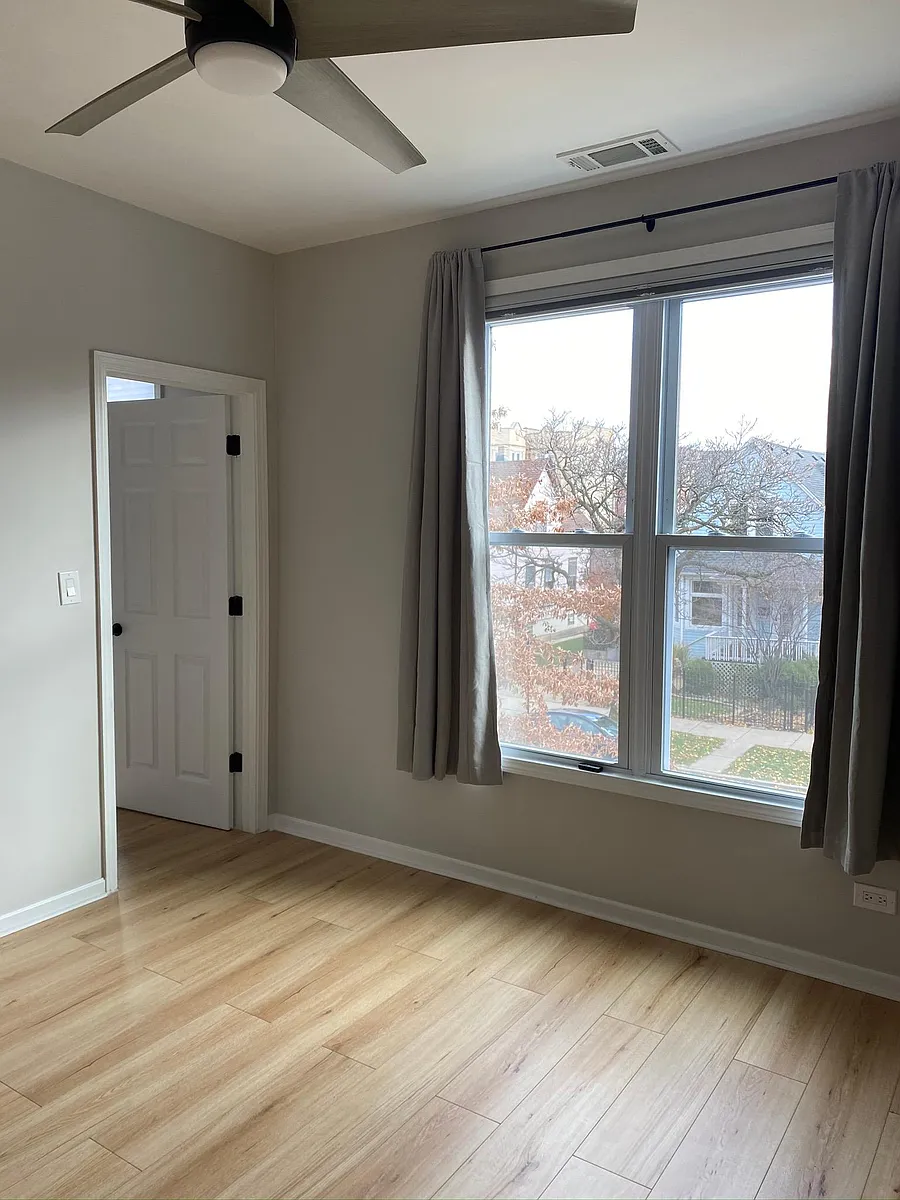 Building Photo - 2826 N Sawyer Ave #2