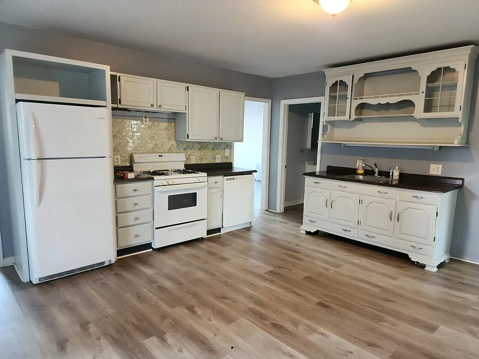 81 Edwards St #3