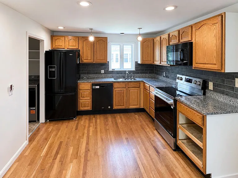 76 Pleasant St — Photo 4