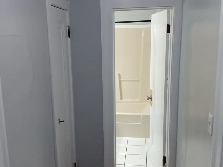 Lakeland Apartments — Photo 13
