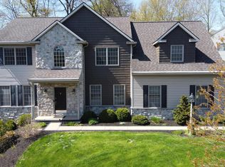 111 Crimson Ln, Elizabethtown, PA 17022