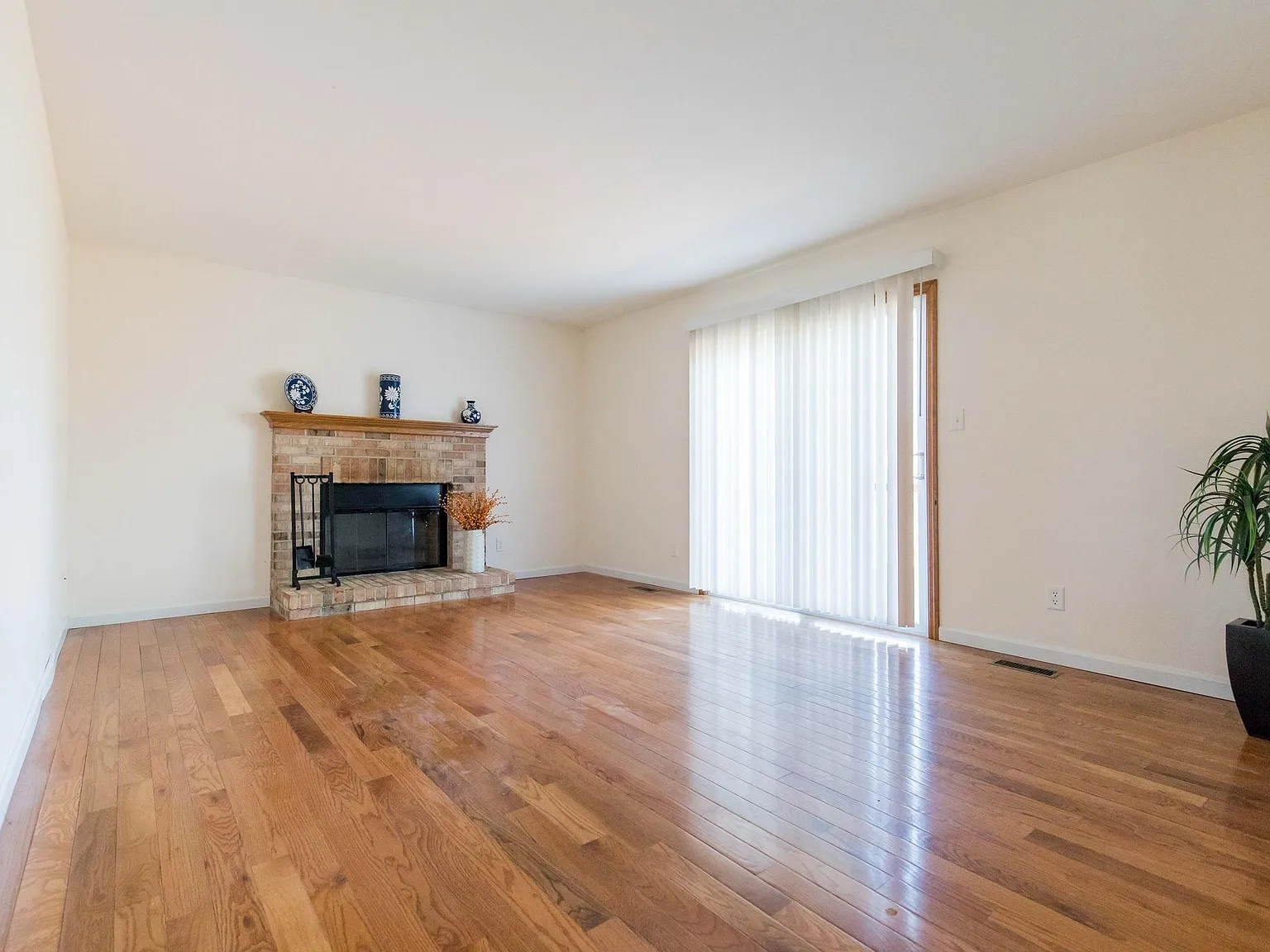 5 bed, 3.5 bath, 3051 sqft, $3,500 — Photo 4