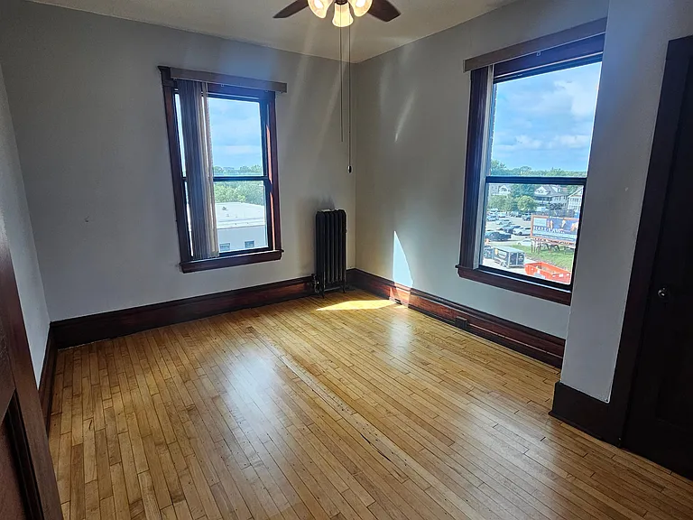 West Franklin Avenue Apartments — Photo 18