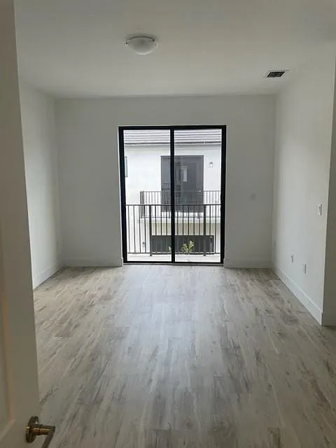 3 bed, 2.5 bath, 1850 sqft, $3,300 — Photo 2