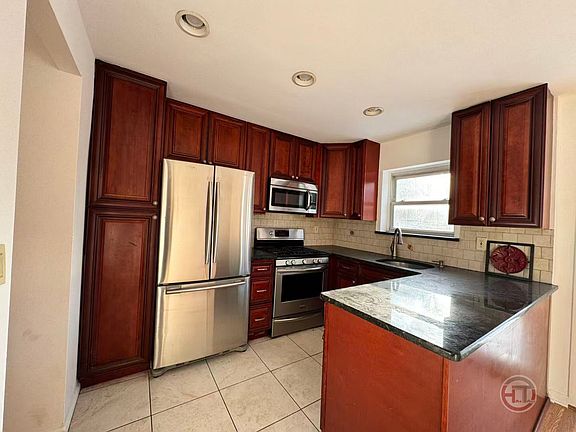 2nd image of 1027 Throgmorton Ave #2