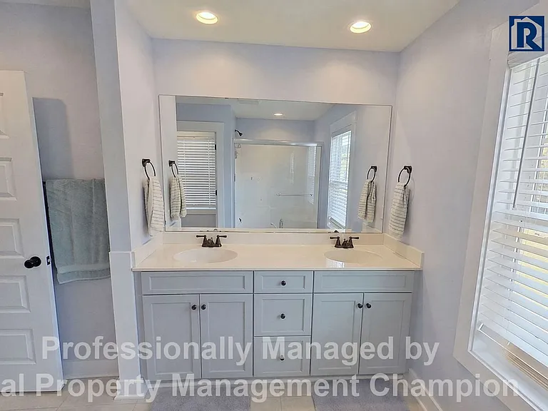 241 E Ivybridge Dr — Photo 13