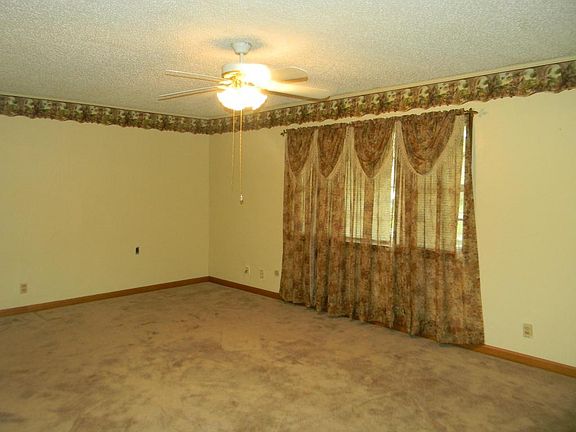 3rd image of 801 S 4th St
