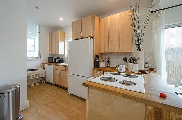 Rented by FirstService Realty (legacy) | media 31