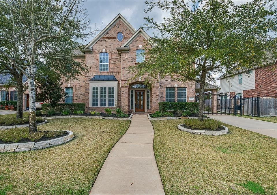 Welcome home to 1615 Noble Pointe Drive in the Premier Master Planned community of Gleannloch Farms.