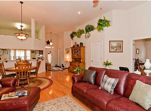 Family room looking into dining area, check out the hardwood floors.