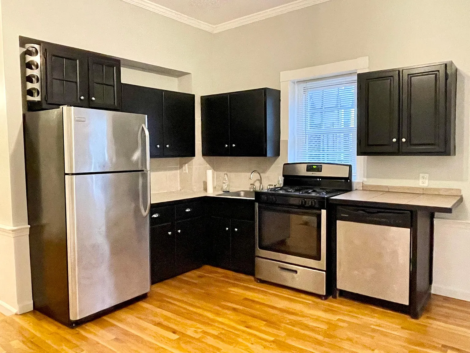 2 bed, 1100 sqft, $2,570 — Photo 2
