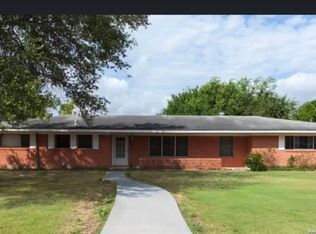 1103 W Hondo Ave, Devine, TX 78016