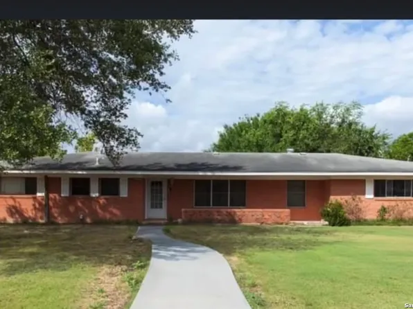 1103 W Hondo Ave, Devine, TX 78016