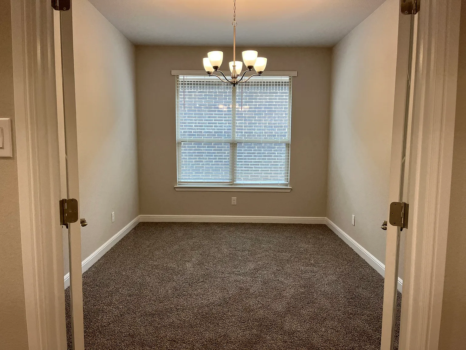 4 bed, 2205 sqft, $2,650 — Photo 3