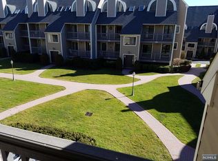 518 River Renaissance, East Rutherford, NJ 07073