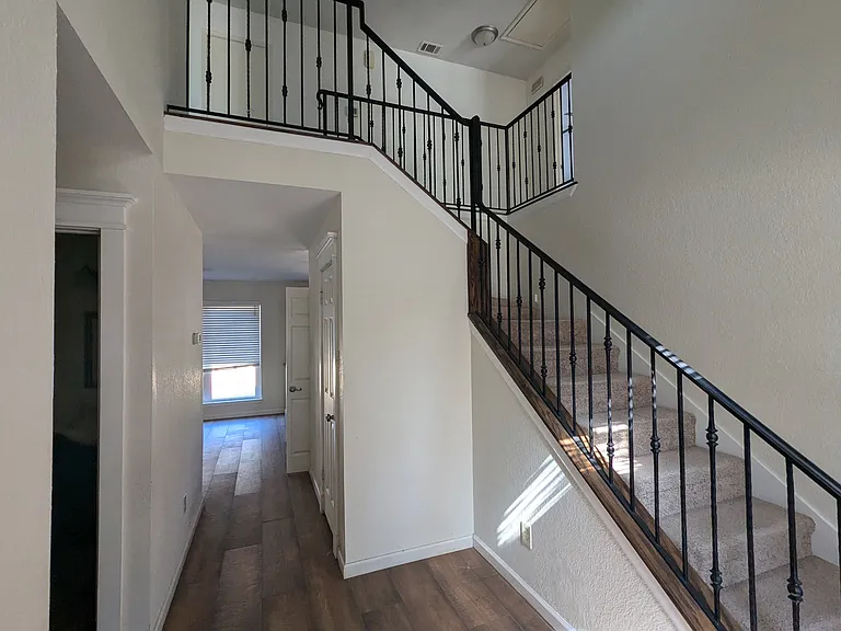 2221 Bershire Dr — Photo 12