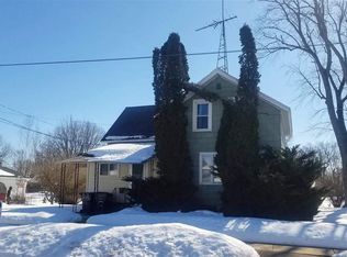 1008 W Waupaca St, New London, WI 54961