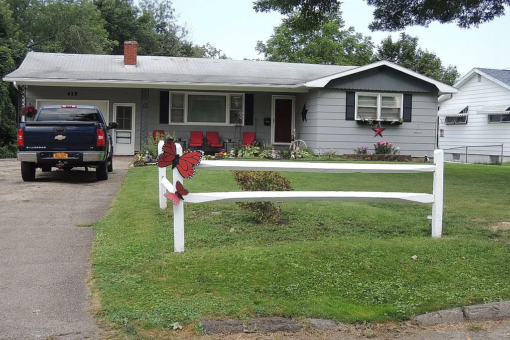 419 Robinson St photo 1
