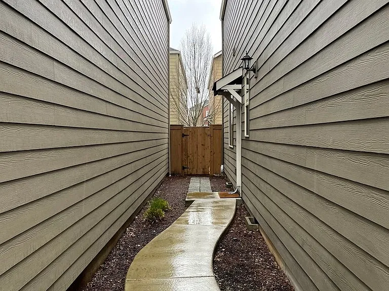 2641 NE 130th Ct — Photo 3