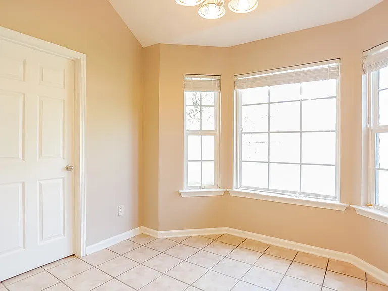 4064 Sidlehill Dr — Photo 5