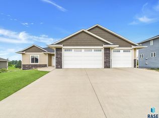 1011 Sandtrap Cir, Dell Rapids, SD 57022