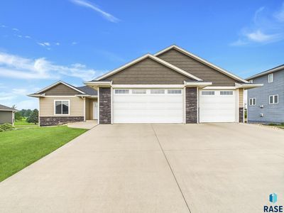 1011 Sandtrap Cir, Dell Rapids, SD, 57022