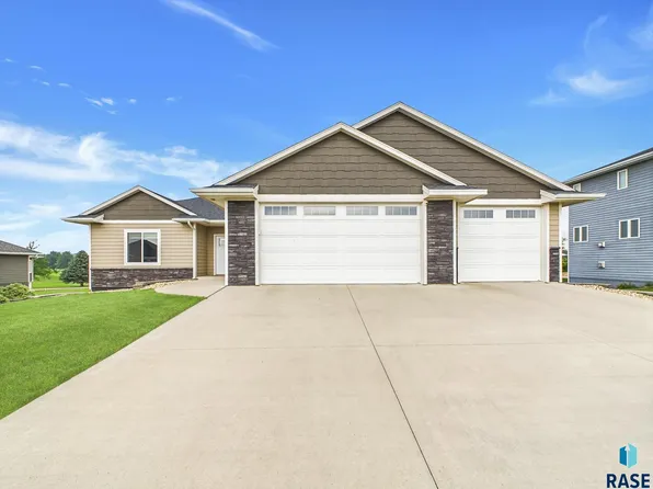 1011 Sandtrap Cir, Dell Rapids, SD 57022