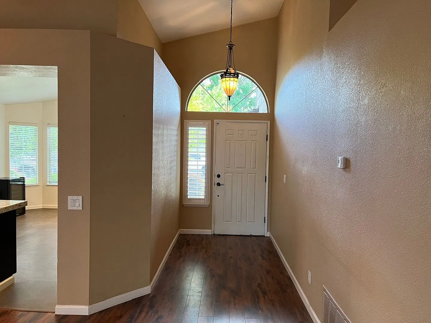 3 bedroom with open floorplan! — Photo 3