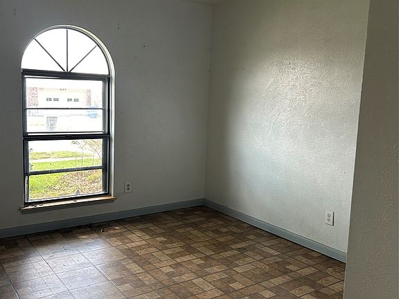 2nd image of 633 Valley View Dr