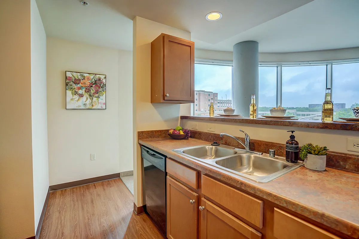 Park Regent Apartments — Photo 2