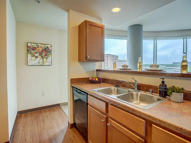 Park Regent Apartments — Photo 2