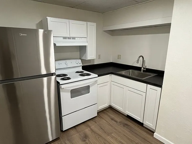 611 W 1st St — Photo 5