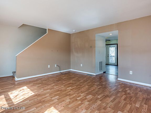 3rd image of 527 Clover Ct