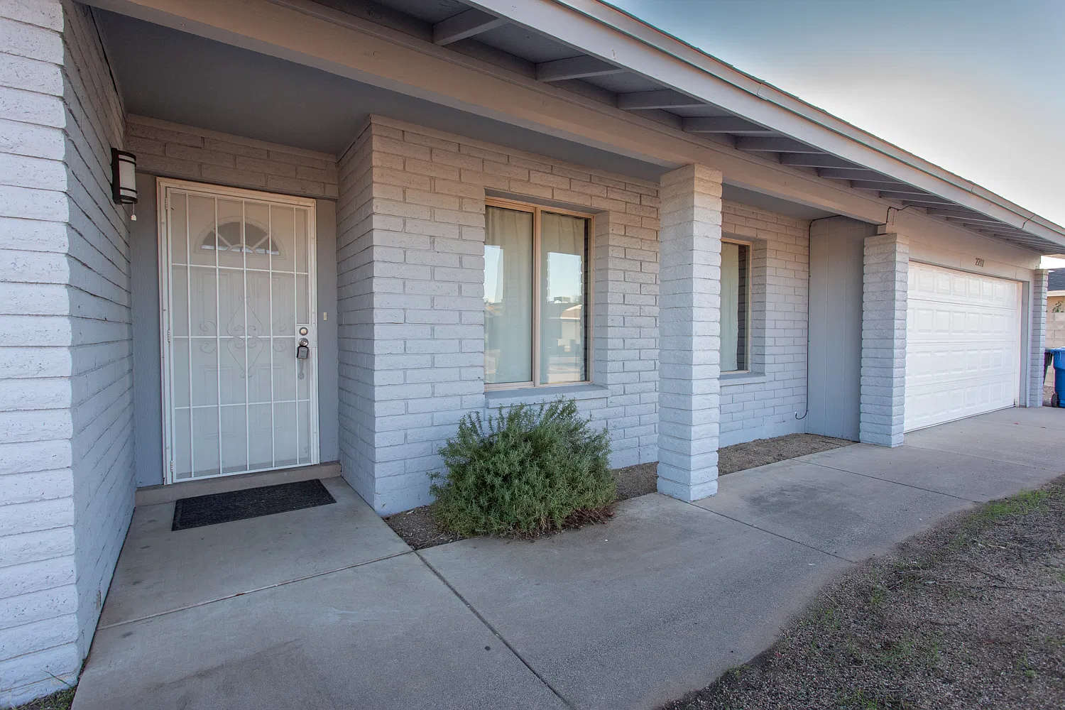 2217 W Topeka Dr — Photo 4
