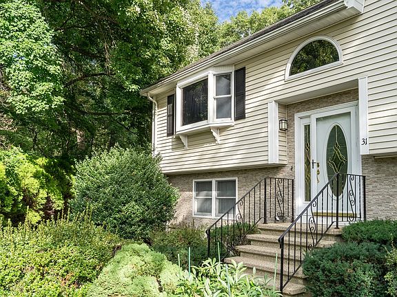 4th image of 31 Wildmere Ave