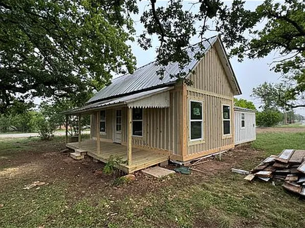 407 S 4th St, Bangs, TX 76823