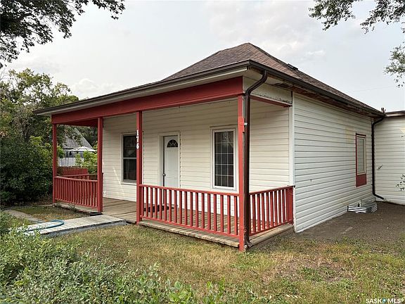 3rd image of 176 Coteau STREET W