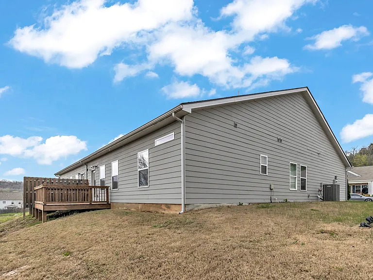 942 Millstream Dr N — Photo 27