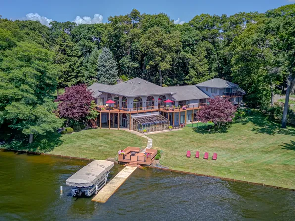 4298 Braeburn Ct, Norton Shores, MI 49441