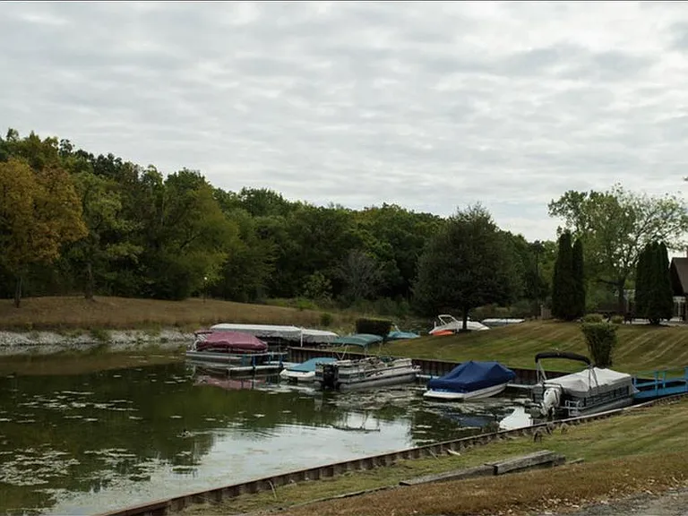 Boat slips available for additional fee. Attached to the Chain-o-Lakes.